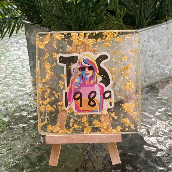 Taylor Swift 1989 Cartoon with Gold Flakes Resin Display Art & Mini Easel - Picture 12 of 17
